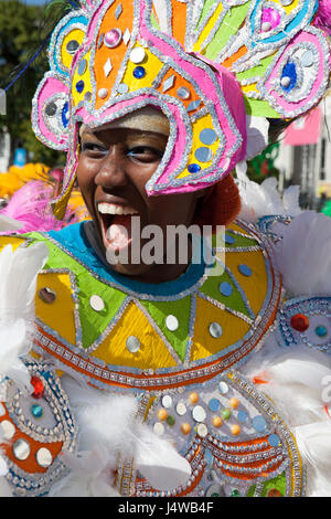 NASSAU, Bahamas - janvier 1 - female dancer vêtue de rose, Hugh headress en danses traditionnelles, un Junkanoo festival culturel de l'île N Banque D'Images