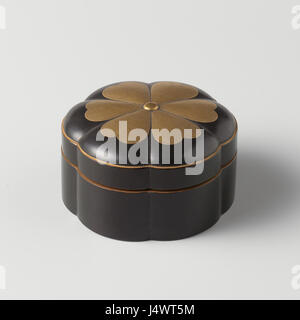 Le 'Zeslobbige doos' est un objet décoratif en laque noire avec des motifs stylisés de fleurs dorées. Il fait partie de la collection Rijksmuseum, mettant en valeur le savoir-faire traditionnel japonais dans la technique makie. Banque D'Images