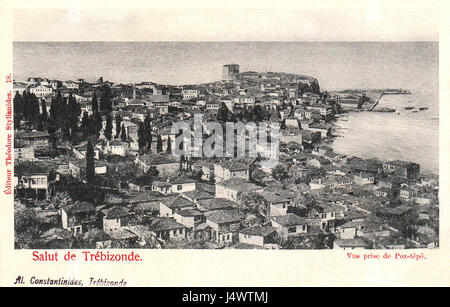 La vue depuis Boztepe à Trébizonde (aujourd'hui Trabzon, Turquie) offre un panorama sur le paysage environnant, y compris la côte de la mer Noire et la ville historique de Trébizonde. Banque D'Images