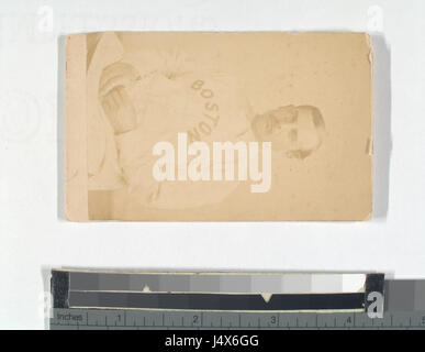 Cette image montre un joueur de baseball non identifié de l'équipe de Boston, avec une moustache distinctive. La photographie remonte probablement au début du XXe siècle et met en évidence la mode distinctive et la culture du baseball de l'époque. Banque D'Images