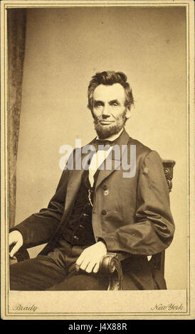 Portrait emblématique du président américain Abraham Lincoln, pris le 8 janvier 1864, à la Bibliothèque du Congrès, montrant Lincoln dans une pose officielle assise. Banque D'Images