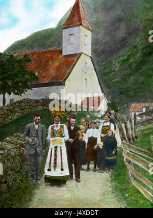 Cette photographie d'environ 1915 montre une procession de mariage, probablement en Norvège, capturant les vêtements et coutumes traditionnels de l'époque. L'image offre un aperçu des traditions norvégiennes de mariage du début du XXe siècle. Banque D'Images