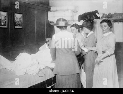 Les femmes de la Croix-Rouge, Paris (LOC) Banque D'Images