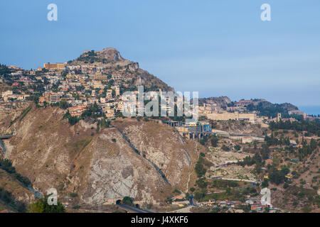 Taormina se trouve en haut de falaise dominant la mer Méditerranée Banque D'Images