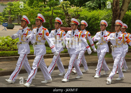 Une escouade de gardes marchant au mausolée de Ho Chi Minh, Hanoi, Vietnam Banque D'Images