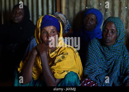 La femme sont représentés dans une personne déplacée à l'intérieur (PDI) camp à Hargeisa, Somaliland où les familles ont dû quitter leurs foyers dans les villages à la ville afin de trouver de la nourriture et de l'eau après la récente sécheresse. Banque D'Images