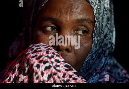 Une femme dans une personne déplacée à l'intérieur (PDI) camp à Hargeisa, Somaliland où les familles ont dû quitter leurs foyers dans les villages à la ville afin de trouver de la nourriture et de l'eau après la récente sécheresse. Banque D'Images