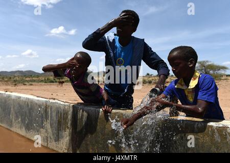 Les enfants se les avec de l'eau à partir d'un pipeline n le village d'Afraaga le Somaliland, où la charité CARE International ont construit un réservoir de stockage et installé des conduites et des robinets que l'accès à l'eau potable à proximité d'un forage. Banque D'Images