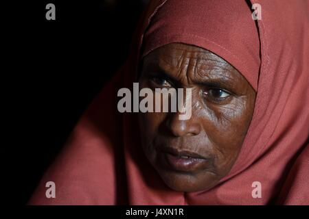 Une femme dans une personne déplacée à l'intérieur (PDI) camp à Hargeisa, Somaliland où les familles ont dû quitter leurs foyers dans les villages à la ville afin de trouver de la nourriture et de l'eau après la récente sécheresse. Banque D'Images