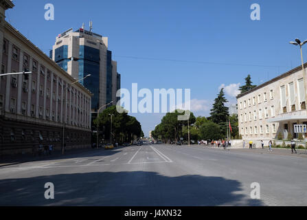 Afficher le long de la rue Bulevardi Deshmoret e Kombit à Tirana, Albanie le 27 septembre 2016. Banque D'Images