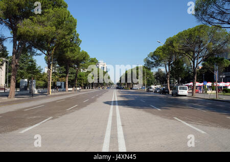 Afficher le long de la rue Bulevardi Deshmoret e Kombit à Tirana, Albanie le 29 septembre 2016. Banque D'Images