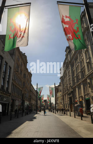 Drapeaux gallois, le Dragon Rouge, s'accrocher à St Mary's Street, Cardiff, en préparation pour la finale de la Ligue des Champions, entre le Real Madrid et Jueventus Banque D'Images