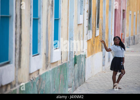 Jeune femme locale dans la vieille ville, l'île de Mozambique (Ilha de Mocambique), Mozambique Banque D'Images