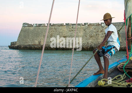 Soulever la voile en face de Fort de Sao Sebastiao, l'île de Mozambique (Ilha de Mocambique), Mozambique Banque D'Images