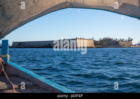 Grâce à une voile, le Fort de Sao Sebastiao, l'île de Mozambique (Ilha de Mocambique), Mozambique Banque D'Images