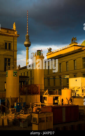 Une vue de la tour, une tour de la télévision au centre de Berlin à l'Alexander Platz. Construit entre 1965 et 1969, la tour est un monument de Berlin. Banque D'Images