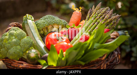 Mélange frais panier de légumes sur le fond de jardin Banque D'Images