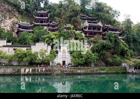 Zhenyuan, Guizhou, en Chine. Entrée de la Grotte de Dragon Noir (grotte du Palais Fly Automation Co., Ltd) et le fleuve Wuyang. Banque D'Images