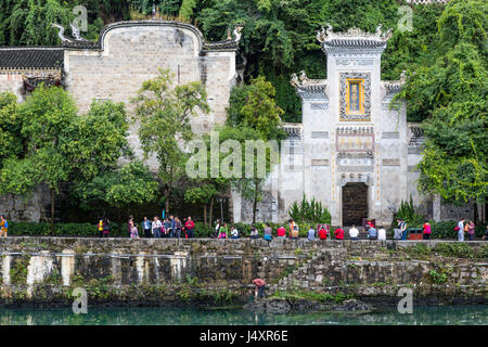 Zhenyuan, Guizhou, en Chine. Les touristes à l'extérieur de l'entrée de la Grotte de Dragon Noir (grotte) Palais Fly Automation Co., Ltd. Banque D'Images