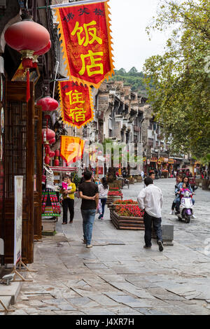 Zhenyuan, Guizhou, en Chine. Scène de rue au centre-ville commerçant. Banque D'Images