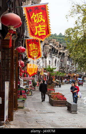 Zhenyuan, Guizhou, en Chine. Scène de rue au centre-ville commerçant. Banque D'Images