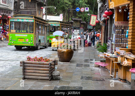 Zhenyuan, Guizhou, en Chine. Scène de rue et les bus locaux. Banque D'Images