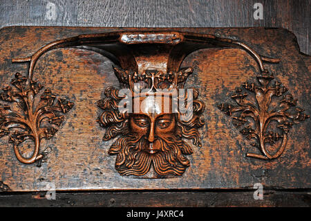 Misericord en église paroissiale de St Laurence, Ludlow. Peut-être la ressemblance d'Edouard III , mais de façon stylisée pourrait être le roi David ou autres roi biblique. Banque D'Images