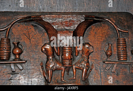 Misericord dans l'église paroissiale de Saint Laurence, Ludlow. Une célébration de la barrique de vin, mais peut-être un avertissement contre l'alcool. Banque D'Images
