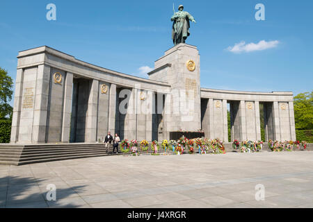 Mémorial soviétique dans le Tiergarten avec fleurs pour le jour de la Victoire en Europe, Berlin, Allemagne Banque D'Images