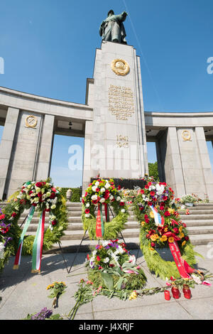 Mémorial soviétique dans le Tiergarten avec fleurs pour le jour de la Victoire en Europe, Berlin, Allemagne Banque D'Images