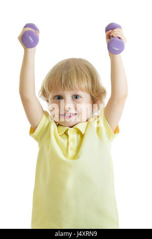 Enfant avec haltères. Portrait de jeune garçon sportif en t-shirt jaune sur fond blanc. Banque D'Images