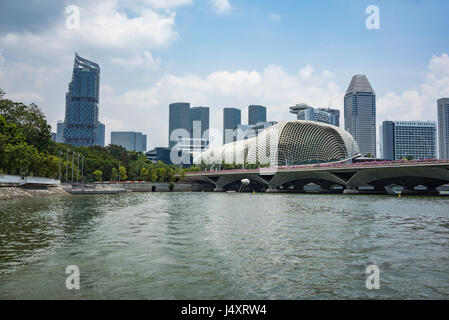 Le Pont de l'Esplanade et le théâtre à Marina Bay, Singapour Banque D'Images