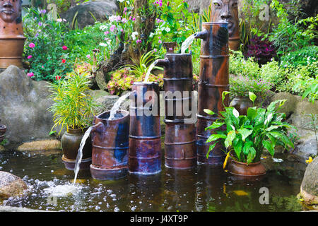 Petite fontaine pagode dans dacorated au Vietnam avec des fleurs Banque D'Images
