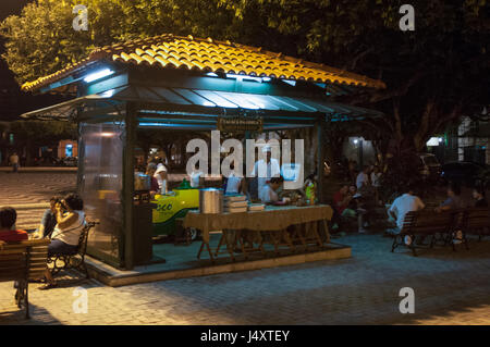 Un food, Tacaca da Gisela, spécialisé dans un plat local connu sous le tacaca, la nuit dans le centre-ville de Manaus Banque D'Images