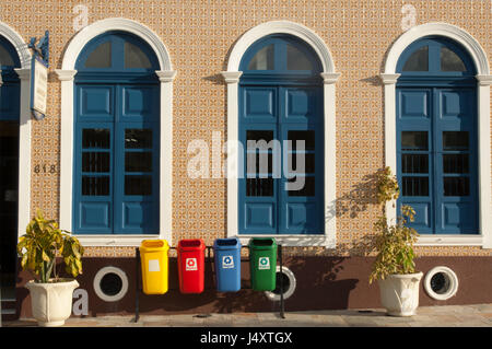 Corbeilles distincts, pour le recyclage des déchets, à proximité d'un bâtiment de style portugais sol carrelé à Manaus Banque D'Images