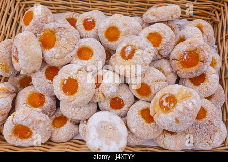 Amaretti macarons à la pâte d'amande et le mandarin, Hereford street market UK Banque D'Images