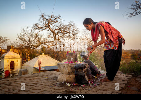 Jeune femme d'effectuer une puja sur Navratri Établissement Vasanta dans un petit temple à Orchha, Inde Banque D'Images