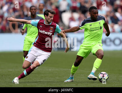 West Ham United's Havard Nordtveit (à gauche) et de Liverpool, Daniel Sturridge bataille pour la balle durant le match de Premier League stade de Londres. Banque D'Images