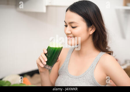 Young Asian woman profiter smoothie végétarien sain pour la perte de poids et de désintoxication Banque D'Images