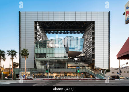 Vue extérieure sur Sunset Boulevard. Emerson College Centre de Los Angeles, Los Angeles, États-Unis. Architecte : Morphosis, 2014. Banque D'Images