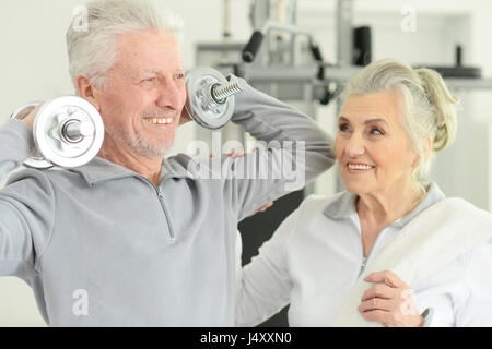 Beau couple de personnes âgées dans une salle de sport Banque D'Images