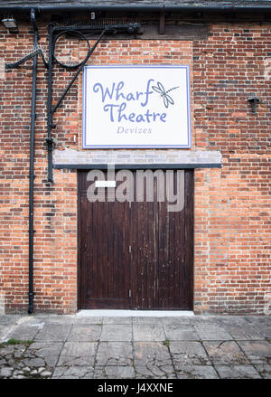 DEVIZES, UK - 13 MAI 2017 : porte entrée de la Wharf Theatre à Devizes UK Banque D'Images