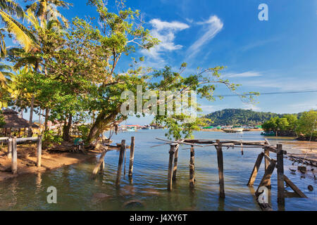 Pont en bois cassée près du village sur l'eau. Thaïlande Banque D'Images