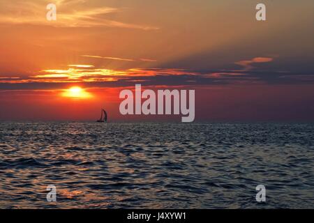 La voile le coucher du soleil sur le lac Michigan, près de Saint Joseph. Banque D'Images