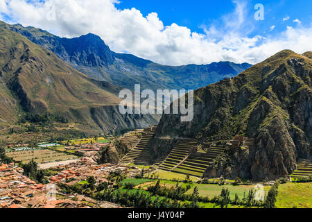 Ollantaytambo, Pérou. Forteresse Inca avec terrasses et de temple hill. Banque D'Images