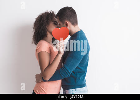 Jeune couple ensemble isolé sur blanc à l'intérieur Banque D'Images