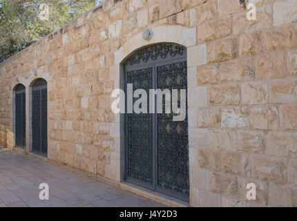 Portes cintrées avec écran métallique dans un immeuble de pierre de taille. Bâtiment fait partie d'un monastère au Mont Nebo, Jordanie près de Madaba. Banque D'Images