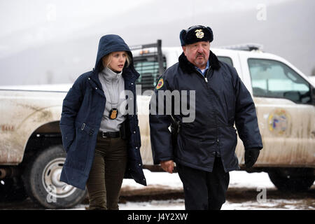 Wind River est un film américain de 2017 Écrit et réalisé par Taylor Sheridan dans ses débuts de réalisateur. Le film stars Jeremy Renner, Elizabeth Olsen, Jon Bernthal et Kelsey. Asbille Cette photo est pour un usage éditorial uniquement et est l'auteur de la société film et/ou le photographe attribué par le film ou la société de production et ne peut être reproduite que par des publications dans le cadre de la promotion du film ci-dessus. Un crédit obligatoire pour l'entreprise de film est nécessaire. Le photographe devrait également être portés lorsqu'il est connu. Banque D'Images