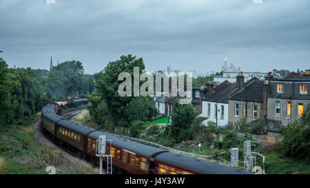 Londres, Angleterre - le 26 juillet 2015 : un train à vapeur, éclairée le soir, serpente à travers le sud de la banlieue de Londres West Norwood et Tulse Hill, avec sk Banque D'Images