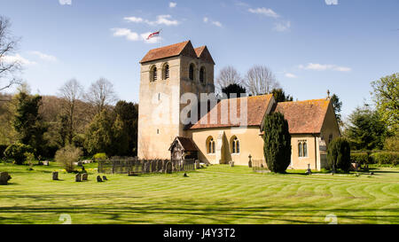 Le soleil brille sur la tour du xiie siècle église normande de St Barthélemy dans le village de fingest, niché sous l'angleterre chiltern hills dans bucki Banque D'Images